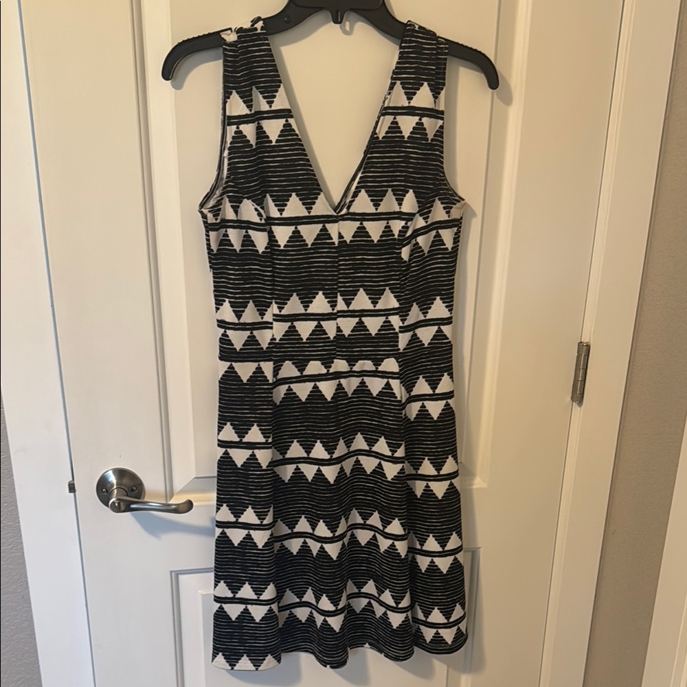 White House Black Market Black and White Sleeveless V-Neck Mini Dress